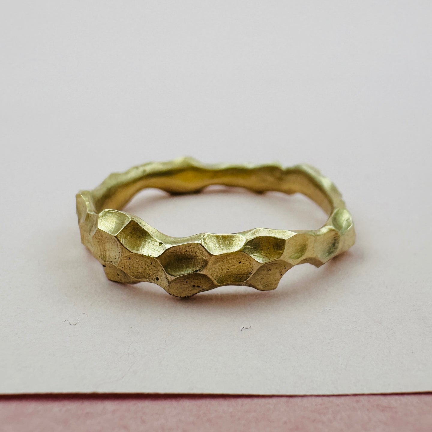 Speciel byggede ring af kundes guld.